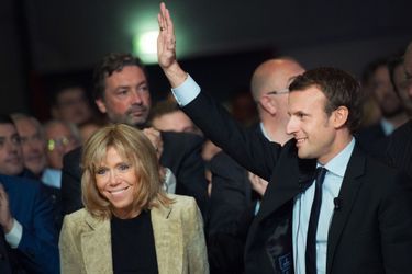 Brigitte et Emmanuel Macron saluent la foule, le 11 octobre au Mans