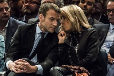 Emmanuel et Brigitte Macron échangent avant le discours de l'ex-ministre, mardi à Montpellier
