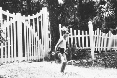 Jacques Chirac, 8 ans, joue à la pétanque dans le jardin de la villa de Rayol, près de Toulon 