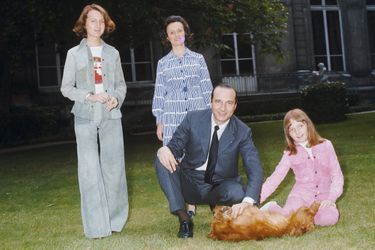 Jacques Chirac avec son épouse et leurs deux filles, Laurence et Claude, dans les jardins de l'Hôtel Matignon