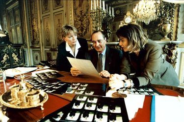 Jacques Chirac découvre son portrait officiel réalisé par Bettina Rheims