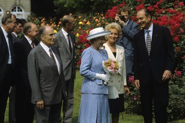 Jacques Chirac en compagnie du président François Mitterrand et de la reine Elizabeth II en visite officielle, 10 juin 1992