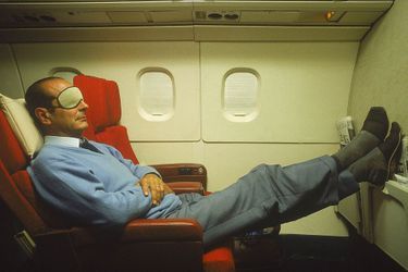 Jacques Chirac en pantoufles et masque sur les yeux à bord du Concorde l'emmenant en Nouvelle-Calédonie