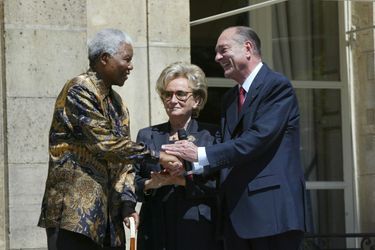 Jacques Chirac et Nelson Mandela se serrent la main à l'Elysée, juillet 2003