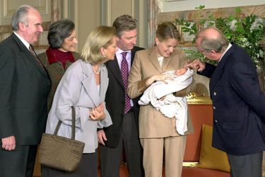 La princesse Elisabeth de Belgique, avec parents et grands-parents, le 3 novembre 2001