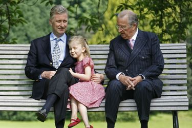La princesse Elisabeth de Belgique avec son grand-père le roi Albert II et son père Philippe, alors prince héritier, le 17 juin 2008