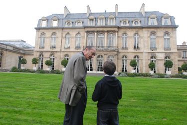 Le président Chirac se promène dans les jardins de l'Elysée avec son petit-fils Martin, 10 ans