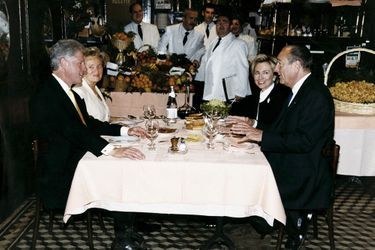 Les Clinton et les Chirac dinent ensemble "Chez l'ami Louis" à Paris,