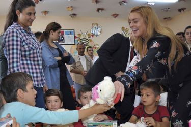 Lindsay Lohan rencontre des jeunes réfugiés syriens en Turquie