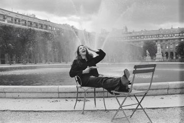 Isabelle Adjani rayonnante dans les rues de Paris, elle a 18 ans.