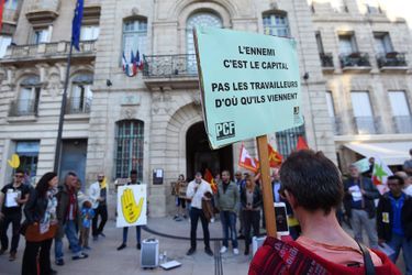 Manifestation devant la mairie de Béziers mardi soir
