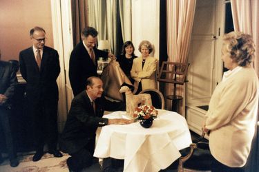 Pour le 64e anniversaire de Jacques Chirac, son épouse Bernadette et ses collaborateurs lui ont préparé une surprise en lui offrant une sculpture...