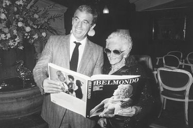 Une même passion pour l’œuvre de Paul Belmondo: en 1984, Jean-Paul et sa mère, Madeleine, lors de la présentation d’un album consacré au sculpteur.