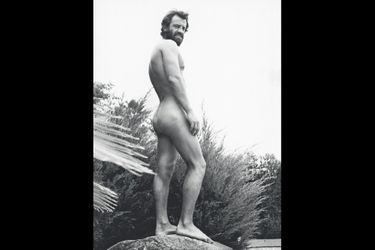 En dieu grec, devant une photographe nommée Ursula Andress. A Los Angeles, en 1969.