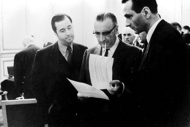 Samedi 25 mai 1968, le Premier ministre Georges Pompidou lit des papiers entourés de Jacques Chirac et d'Edouard Balladur