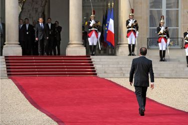 2. La passation de pouvoirLa passation de pouvoir entre le président sortant Nicolas Sarkozy et son successeur François Hollande à l’Elysée, le 15 mai 2012.   