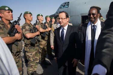 3. Les interventions militairesLe 2 février 2013, François Hollande est en visite au Mali avec le président par intérim Dioncounda Traore, dans le cadre du début de l&#039;intervention française contre les groupes islamistes armés occupant depuis des mois le nord du pays. «Je viens sans doute de vivre la journée la plus importante de ma vie politique», déclare-t-il ce jour-là.