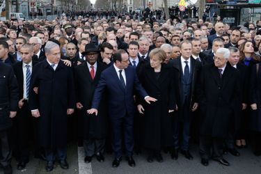6. La marche du 11 janvier 2015François Hollande défile solennellement aux côtés de plusieurs chefs d&#039;Etat et de gouvernement comme Angela Merkel, David Cameron ou Benjamin Netanyahu.  