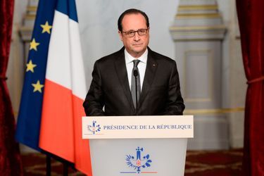 8. Les attaques terroristes du 13 novembre 2015Vendredi 13 novembre, peu avant minuit, François Hollande prend la parole alors qu’une nouvelle vague d’attentats frappe la France, faisant 130 morts à Paris et Saint-Denis. Il décrète l&#039;état d&#039;urgence.  