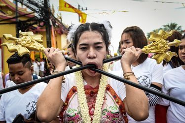 Des fidèles au festival végétarien de Phuket, en Thaïlande, le 1er octobre 2016.