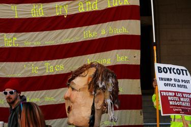 Manifestation pendant que Donald Trump inaugurait son hôtel à Washington, le 26 octobre 2016.