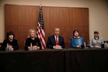 Paula Jones, Kathy Shelton, Juanita Broaddrick et Kathleen Willey entourent Donald Trump dans un hôtel de Saint-Louis, le 9 octobre 2016.