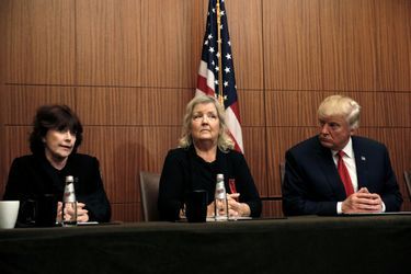 Juanita Broaddrick, Kathleen Willey et Donald Trump dans un hôtel de Saint-Louis, le 9 octobre 2016.