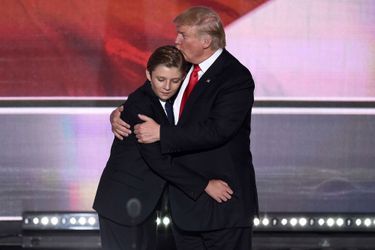 2016. Donald Trump enlace son fils après son discours de victoire