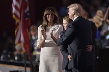 2016. Donald Trump enlace son fils Barron sous le regard de sa femme Melania