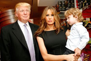 2008. Barron Trump dans les bras de sa mère à côté de Donald Trump
