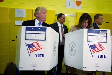 Donald Trump et sa femme Melania dans un bureau de vote à New York