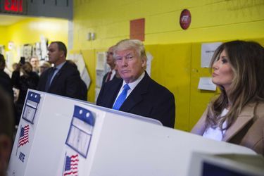 Donald Trump et sa femme Melania dans un bureau de vote à New York