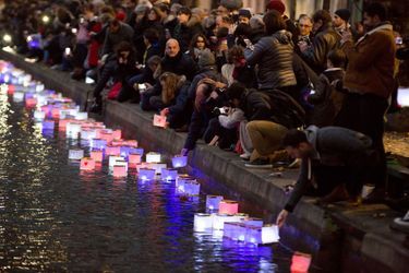 3 500 lanternes aux couleurs bleu, blanc et rouge ont été déposées dans le canal Saint-Martin dimanche