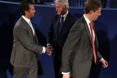 Donald Trump Jr, Bill Clinton et Eric Trump lors du deuxième débat présidentiel à Saint-Louis, dans le Missouri, le 9 octobre 2016. 