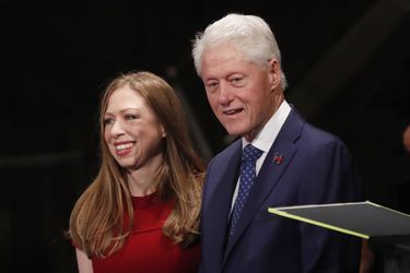 Chelsea et Bill Clinton lors du deuxième débat présidentiel à Saint-Louis, dans le Missouri, le 9 octobre 2016. 