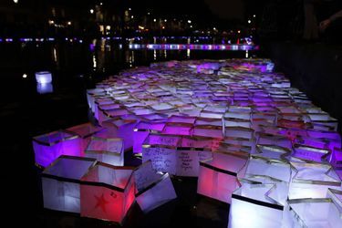 3 500 lanternes aux couleurs bleu, blanc et rouge ont été déposées dans le canal Saint-Martin dimanche