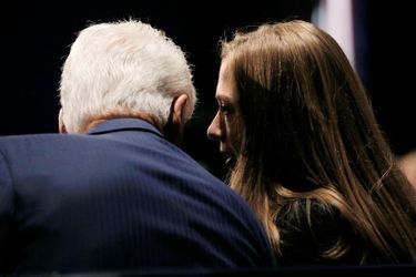 Chelsea et Bill Clinton lors du deuxième débat présidentiel à Saint-Louis, dans le Missouri, le 9 octobre 2016. 