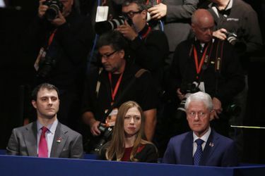 Marc Mezvinsky, Chelsea et Bill Clinton lors du deuxième débat présidentiel à Saint-Louis, dans le Missouri, le 9 octobre 2016. 