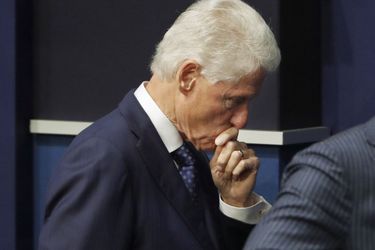 Bill Clinton lors du deuxième débat présidentiel à Saint-Louis, dans le Missouri, le 9 octobre 2016. 
