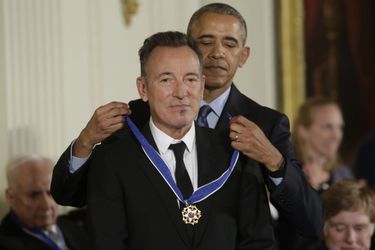 Barack Obama remet à Bruce Springsteen la médaille présidentielle de la Liberté.