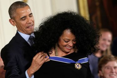 Barack Obama remet à Diana Ross la médaille présidentielle de la Liberté.