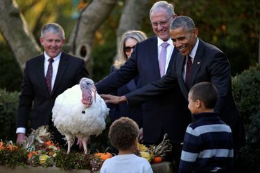 Barack Obama et ses neveux Aaron et Austin à la Maison Blanche, le 23 novembre 2016.