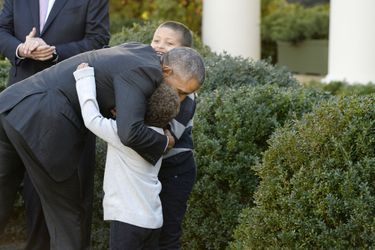 Barack Obama et ses neveux Aaron et Austin à la Maison Blanche, le 23 novembre 2016.
