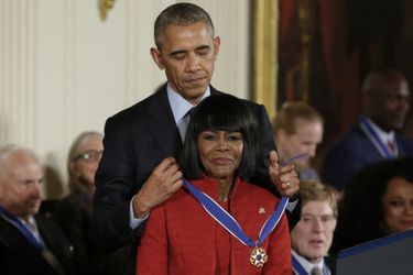 Barack Obama remet à Cicely Tyson la médaille présidentielle de la Liberté.