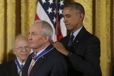 Barack Obama remet à Lorne Michaels, le créateur du «Saturday Night Live», la médaille présidentielle de la Liberté.