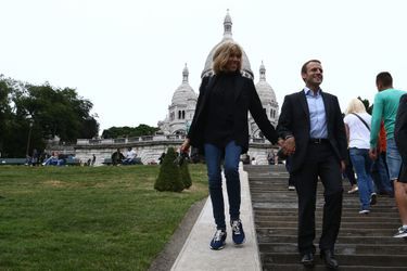Brigitte et Emmanuel Macron descendent les marches devant le Sacré Coeur