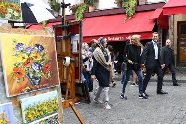 Brigitte et Emmanuel Macron saluent les passants à Montmartre