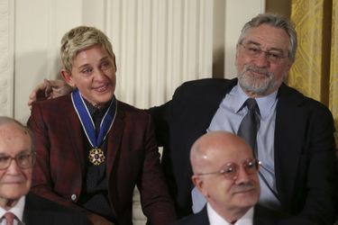 Ellen DeGeneres après avoir reçu la médaille présidentielle de la Liberté et Robert De Niro.