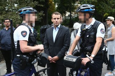 Emmanuel Macron discute avec des policiers, à Montmartre