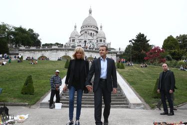 Emmanuel Macron et son épouse Brigitte se promènent à Montmartre, dimanche